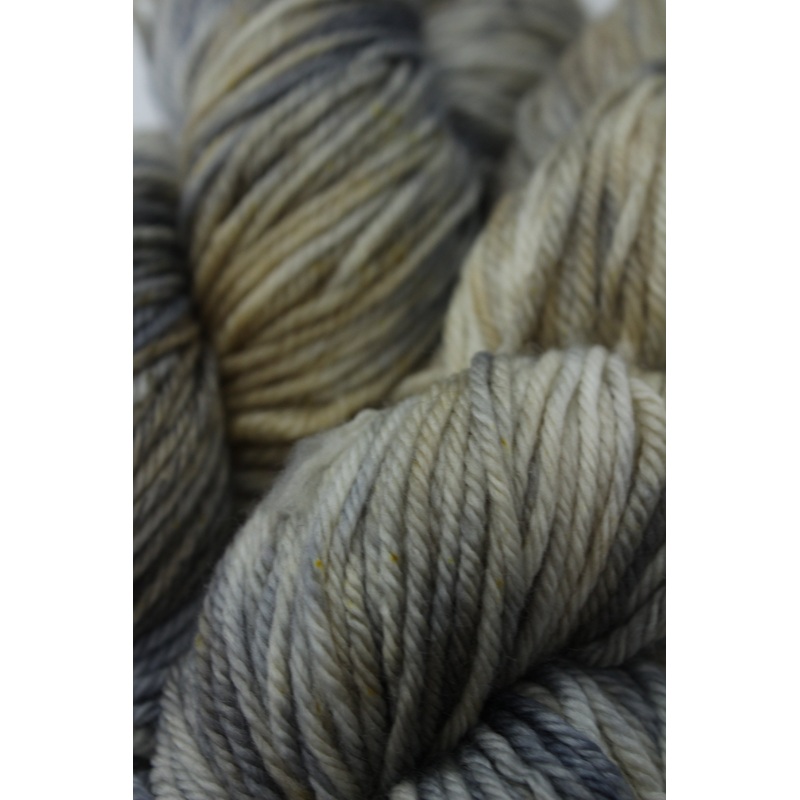 Beige Mum – Entangled Art DK