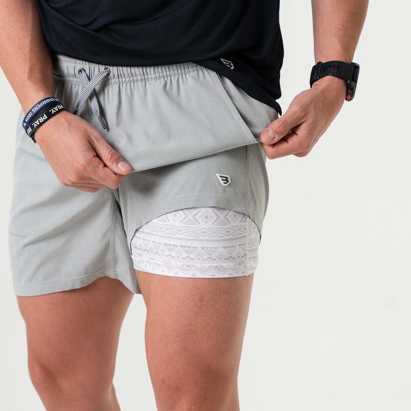 7 Athletic Shorts in Light Grey