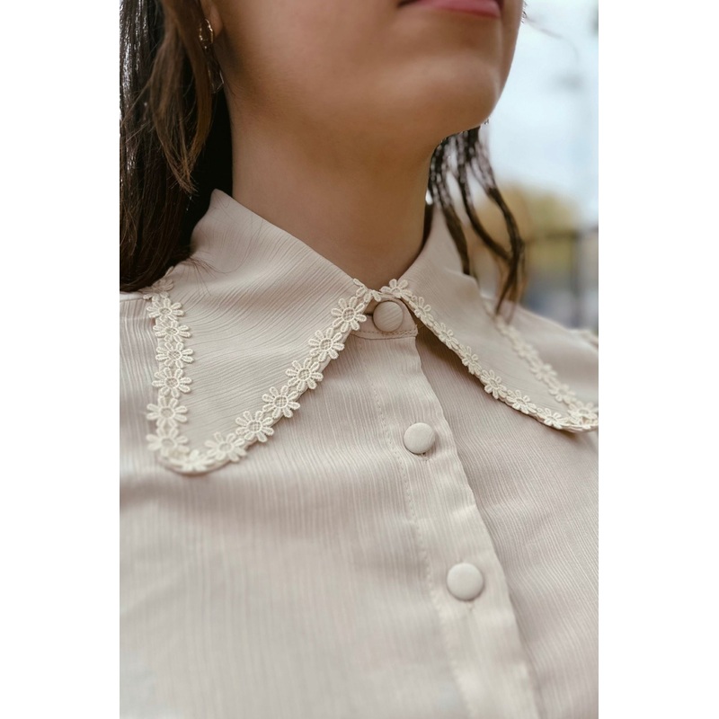 Exclusive ‘Marianne’ Cream Flower Tipped Collar – Blouse
