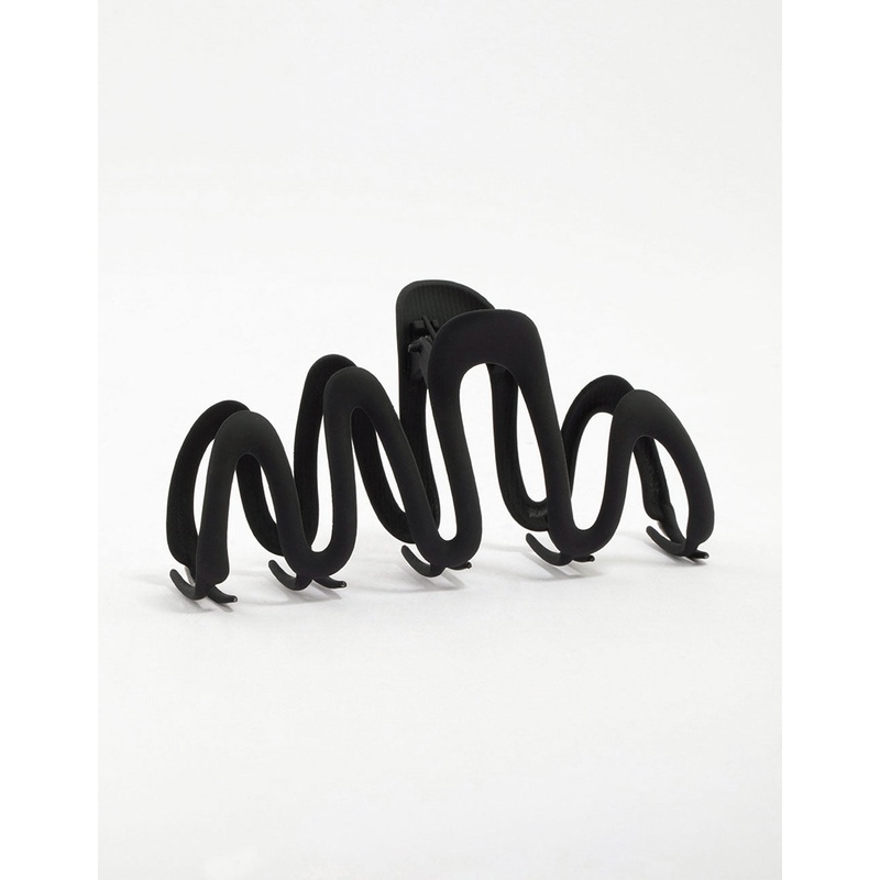 Black Bold Wavy Hair Claw Clip