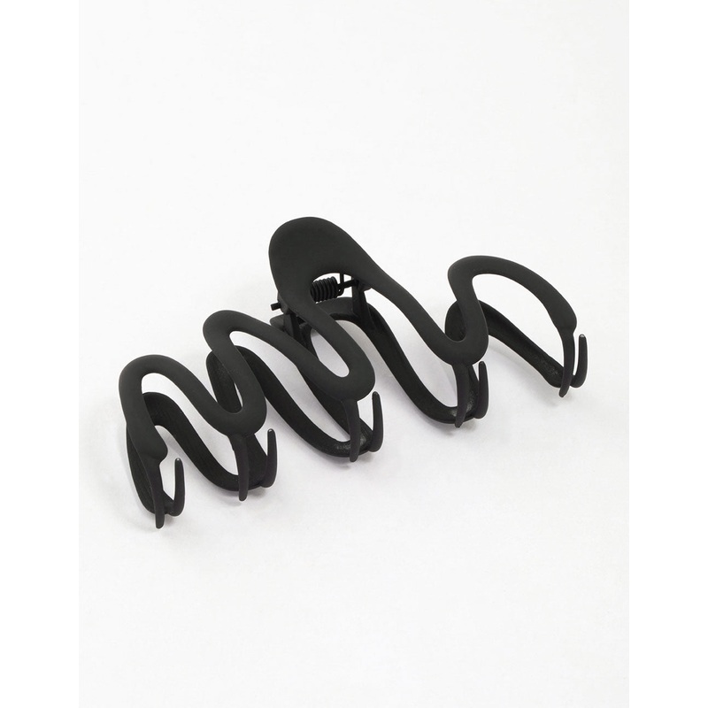 Black Bold Wavy Hair Claw Clip